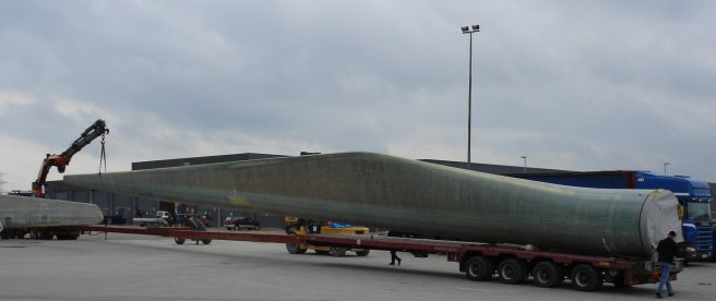 Siemens B45 blade being loaded on a truck