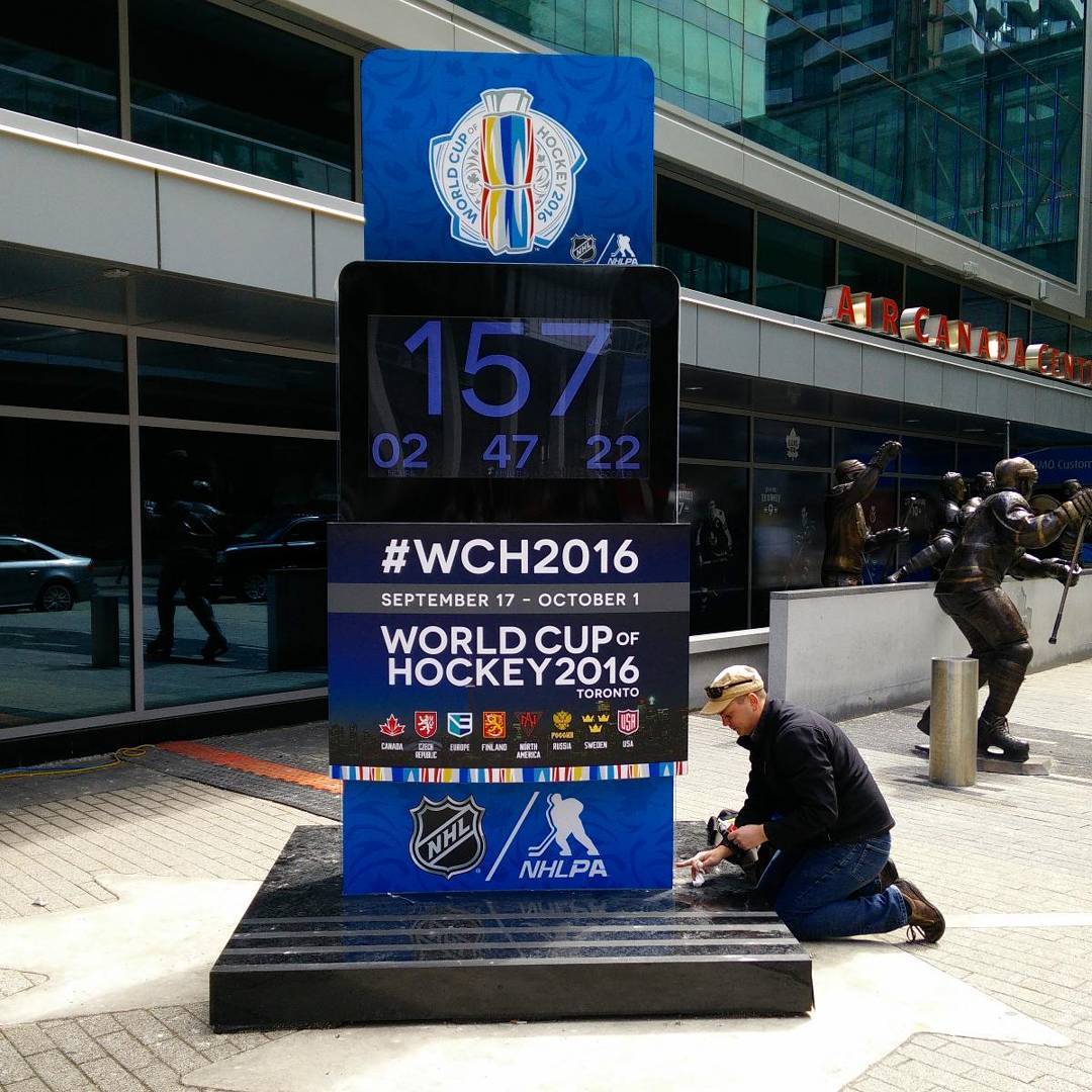 @eightlines caulks around the #wch2016 countdown clock - now with atomic clock synch!